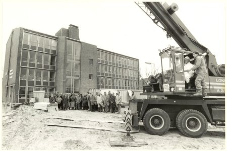 De eerste paal voor het gebouw van de A.W.V.N. ( Algemene Werkgevers Vereninging) wordt geslagen door voorzitter-directeur W. van Wijk, NL-HlmNHA 54023337