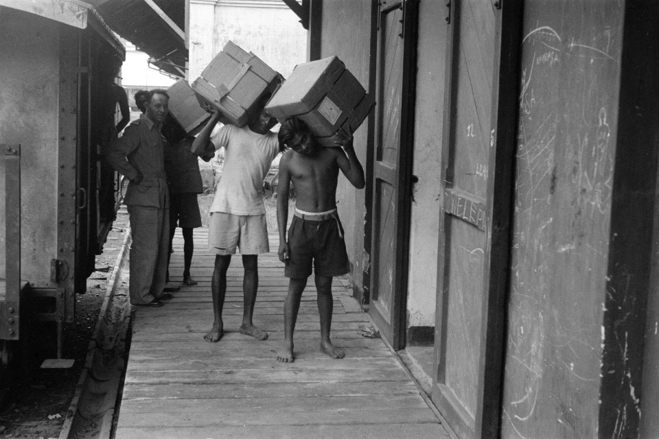 De eerste kerstpakketten zijn in Medan gearriveerd. Teneinde een snelle distribu, Bestanddeelnr 2118