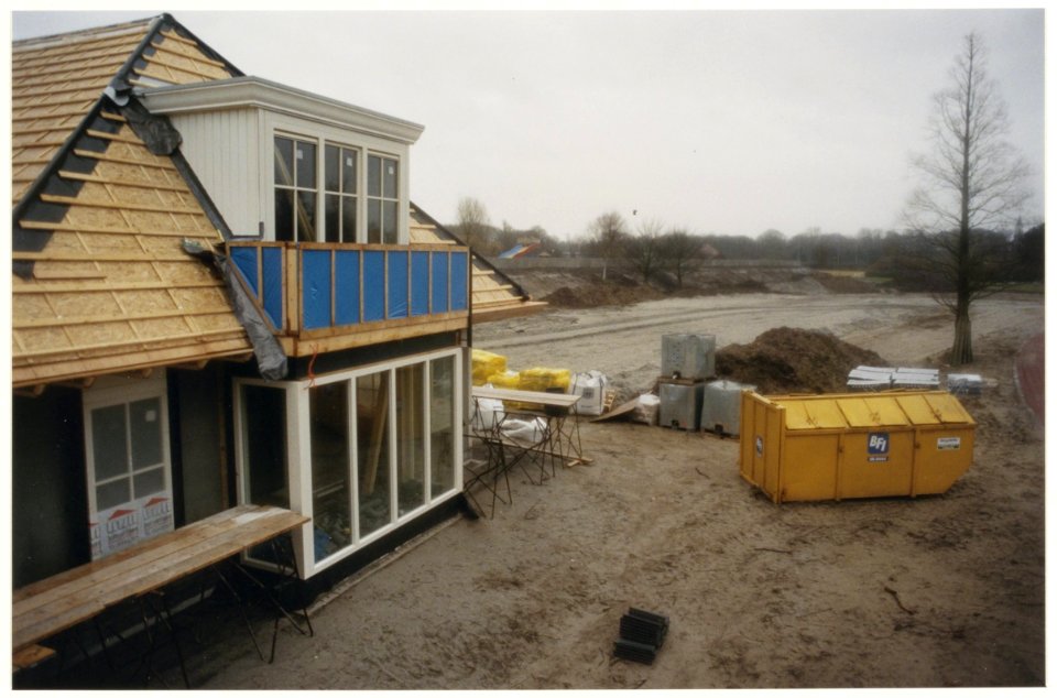 De eerste van de zes te bouwen woningen bij het Van Lieroppark. NL-HlmNHA 54036993