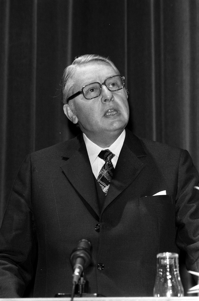 De Duitse minister van verkeer Lauritzen spreekt tijdens de opening, Bestanddeelnr 926-8231
