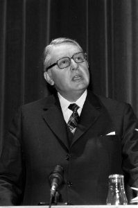 De Duitse minister van verkeer Lauritzen spreekt tijdens de opening, Bestanddeelnr 926-8231