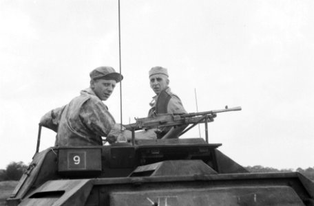 De eerste pantserwagens rukken Pematang Siantar binnen Brenschutter en commanda, Bestanddeelnr 7559