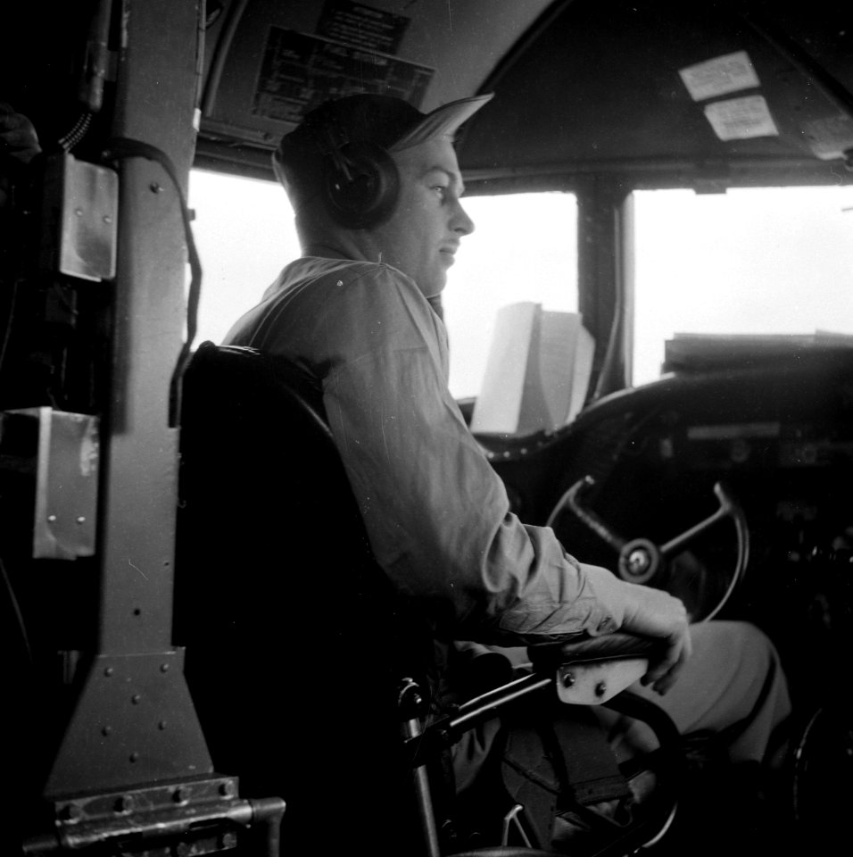 De eerste piloot in de cockpit van de Skymaster 313 met Van de Poll aan boord te, Bestanddeelnr 255-8304