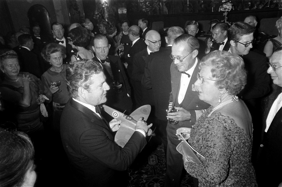 De Engelse acteur Kenneth More biedt prins Bernhard en koningin Juliana een mode, Bestanddeelnr 922-8212