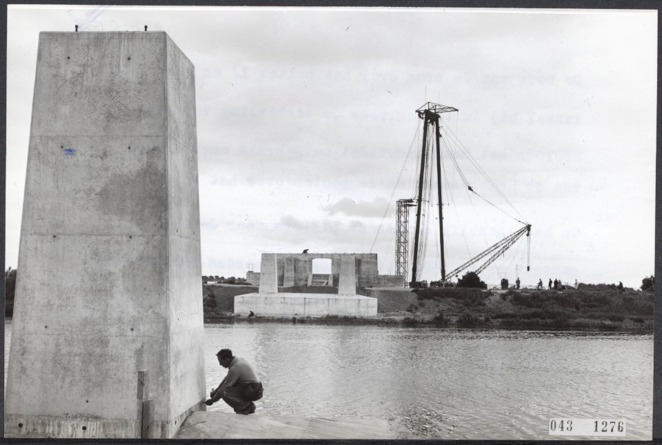 De bouw van de brug over het buiten IJ en Merwedekanaal bij Amsterdam voor de ve, Bestanddeelnr 043-1276