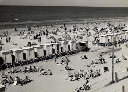 De eerste zonaanbidders en -aanbidsters tijdens het Pinksterweekend op het strand. Aangekocht in 1976 van fotograaf C. de Boer. Identificatienummer 54-010305, NL-HlmNHA 1478 25900 K 38