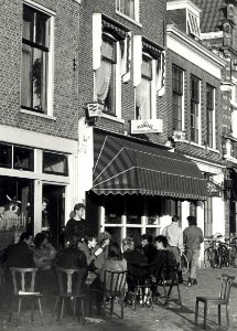 De eerste zon aanbidders op het terras van café De Gooth. Geschonken in 1986 door United Photos de Boer bv. Identificatienummer 54-016784