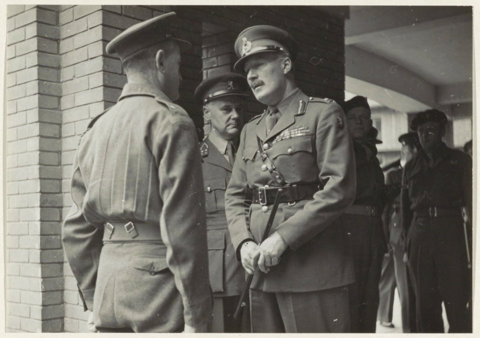 De Engelse generaal Ritchie bezoekt de Stormschool Bloemendaal die van 1945 tot 1949 gehuisvest was in huize Wildhoef samen met generaal Kruls ( midden ). NL-HlmNHA 54002632