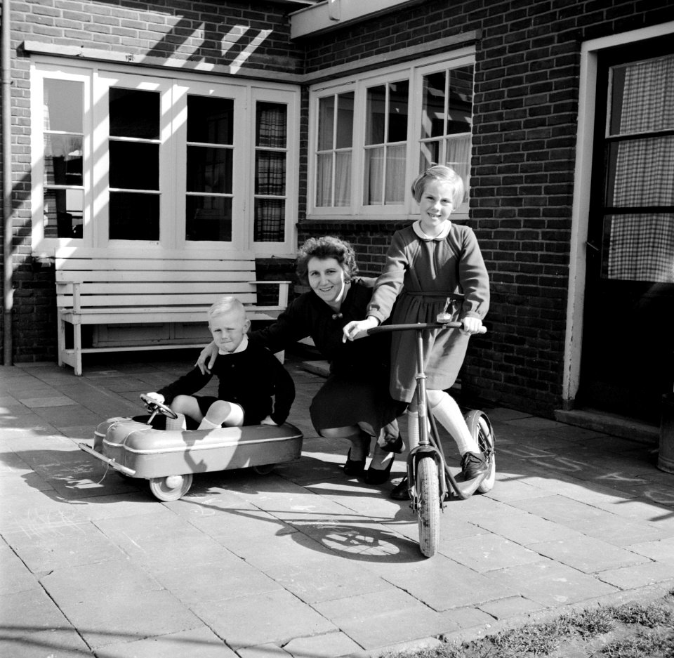 De echtgenote van Gerard de Jong met vierjarige zoon Gerrie en achtjarige dochte, Bestanddeelnr 254-3299