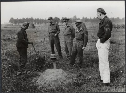 De dienst Identificatie en Berging olv dr. A. van Anrooy en dr. A.H. Croes, grav, Bestanddeelnr 512 081