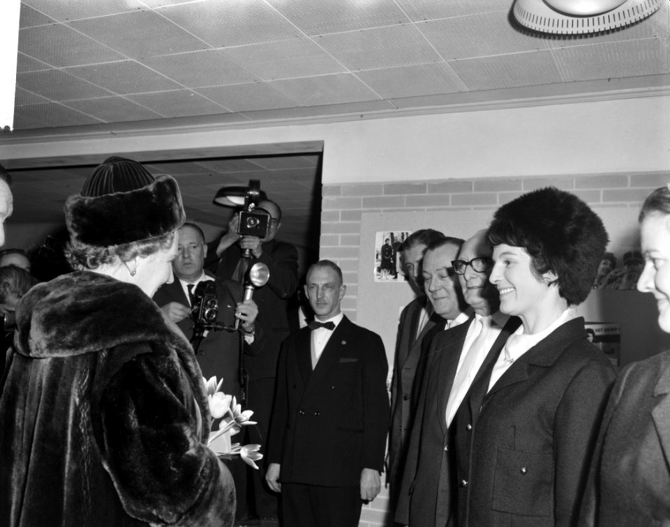 De bouw van Het Dorp , koningin Juliana bekijkt de maquette van het dorp, mid…, Bestanddeelnr 914-7636