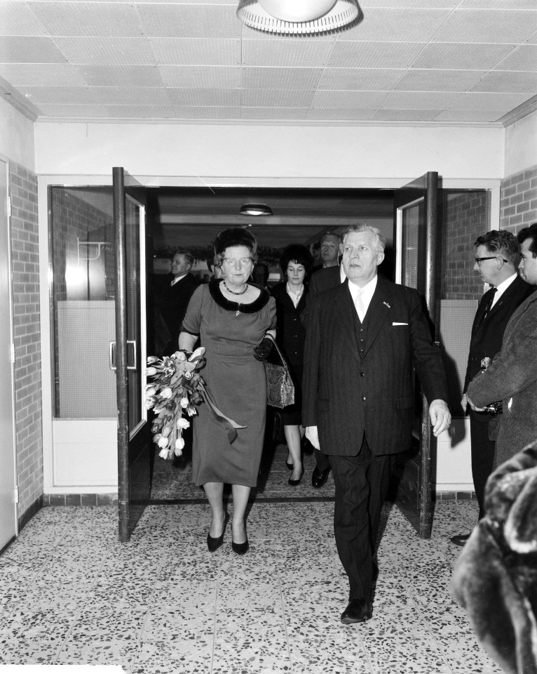 De bouw van Het Dorp, koningin Juliana met dokter Arie Klapwijk, Bestanddeelnr 914-7640