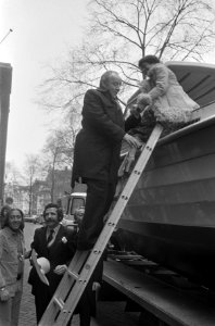 De bruidegom helpt de bruid van een ladder af, Bestanddeelnr 927-0418