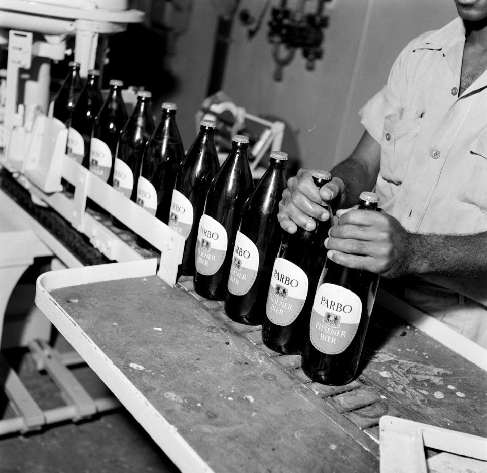 De bottelarij van de Surinaamse Brouwerij in Paramaribo, Bestanddeelnr 252-5049