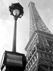 De Eiffeltoren en een bushalte, Bestanddeelnr 191-0361