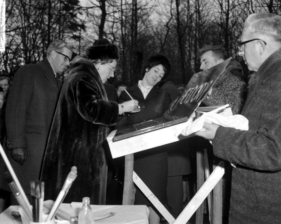 De bouw van Het Dorp , koningin Juliana schilderde een tableau met de naam He, Bestanddeelnr 914-7646