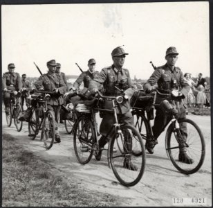 De Duitsers trekken uit het Gooi weg. Lopend naast hun fietsen gaan zij hun baga, Bestanddeelnr 120-0921
