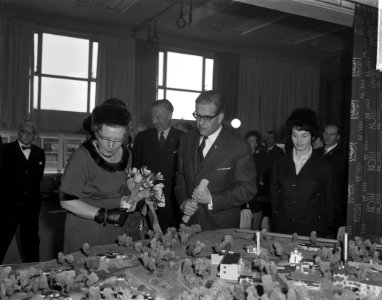 De bouw van Het Dorp , koningin Juliana bekijkt de maquette van het dorp in mi, Bestanddeelnr 914-7639