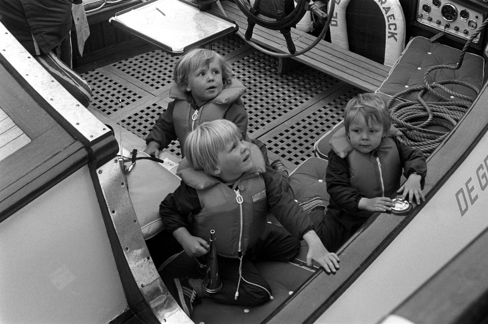 De drie prinsjes Willem-Alexander, Johan-Friso en Constantijn aan boord van het , Bestanddeelnr 925-6442
