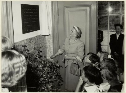 De echtgenote van de Zuid-Afrikaanse Ambassadeur, mevr. Hoogenhout, onthult een gedenksteen, waardoor het nieuwe kindertehuis Rachel Steynhuis in gebruik wordt genomen. NL-HlmNHA 54004202