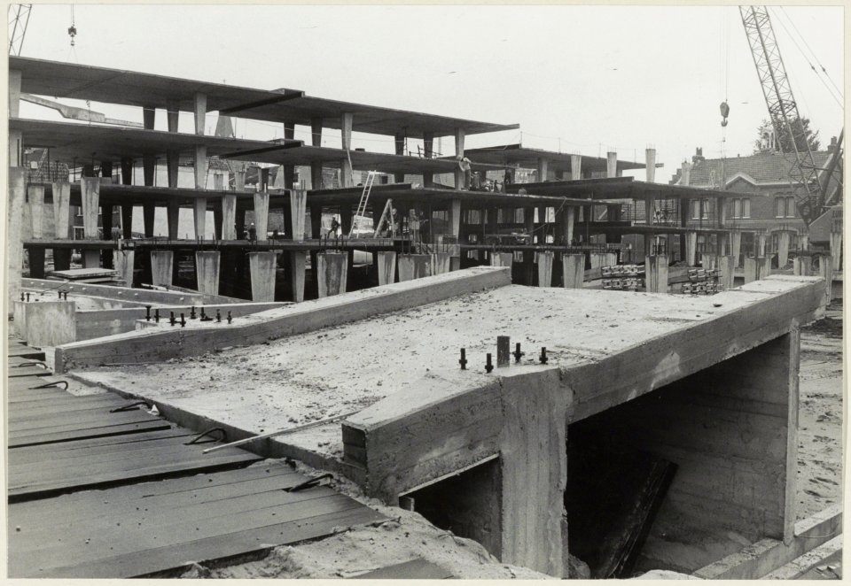 De bouw van de parkeergarage aan de Raaks in een gevorderd stadium. NL-HlmNHA 54003990
