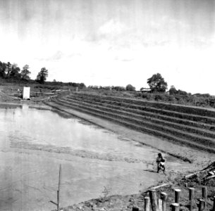 De bouw van de balkenvijver en de zwaaikom van de nieuwe Bruynzeelfabriek aan de, Bestanddeelnr 252-6287