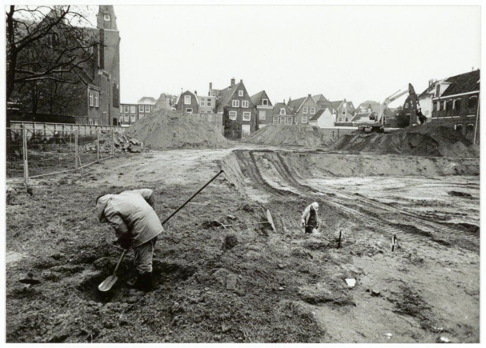 De bouwput van het Koningscarré. NL-HlmNHA 54035329