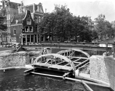 De bruggen over Reguliersgracht bij Amstelveld behouden haar ronde bogen, Bestanddeelnr 915-5592