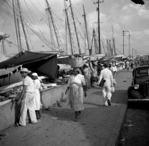 De drijvende markt aan de De Ruijterkade in Willemstad op Curaçao, Bestanddeelnr 252-7261