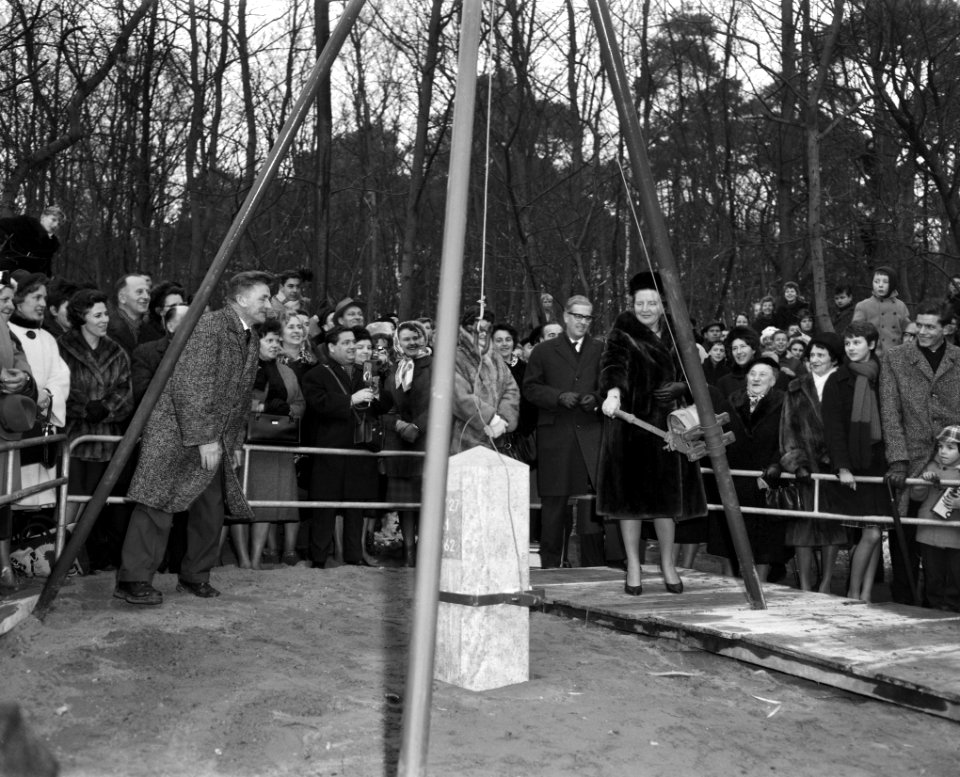 De bouw van Het Dorp, koningin Juliana is bezig met het plaatsen van de twee g, Bestanddeelnr 914-7631