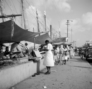 De drijvende markt aan de De Ruijterkade in Willemstad op Curaçao, Bestanddeelnr 252-7259
