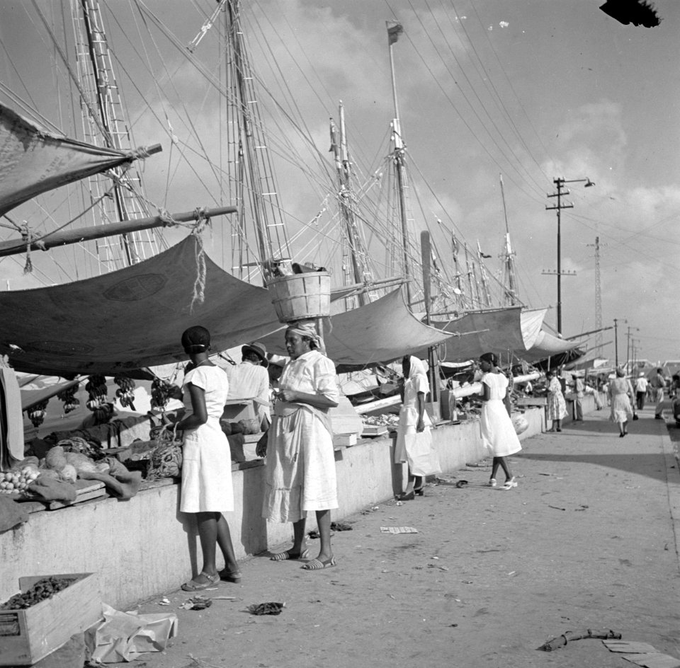 De drijvende markt aan de De Ruijterkade in Willemstad op Curaçao, Bestanddeelnr 252-7254