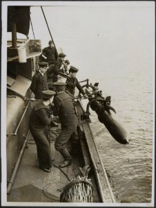 De Britse marine in oorlogstijd. Vervoer van torpedos met een drifter, Bestanddeelnr 158-2702