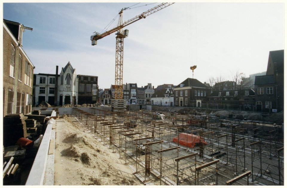 De bouwput van het Koningscarré. NL-HlmNHA 54036931