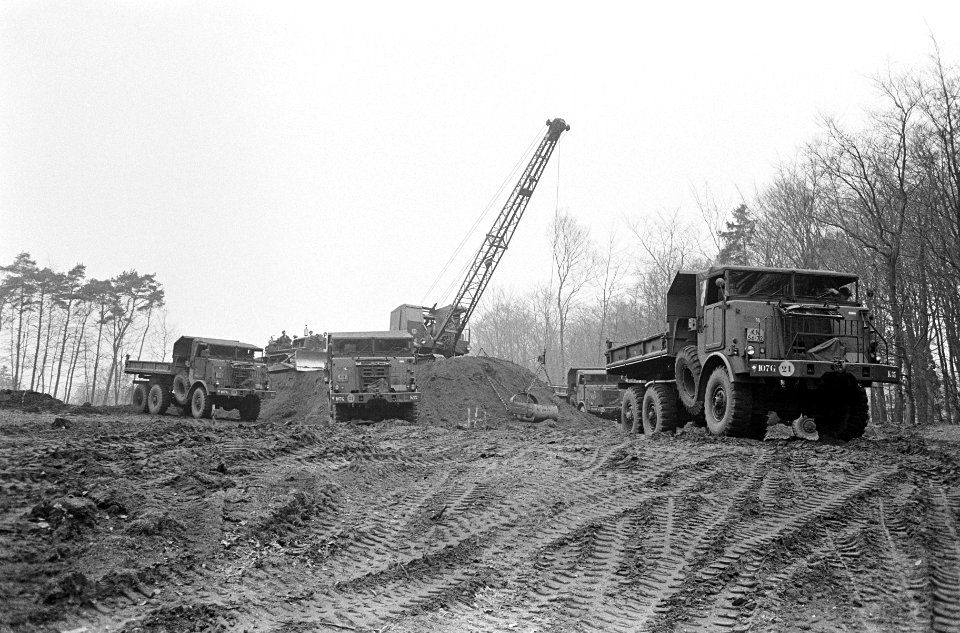 De bouw van Het Dorp bij Arnhem, militairen egaliseren terrein, Bestanddeelnr 918-9468