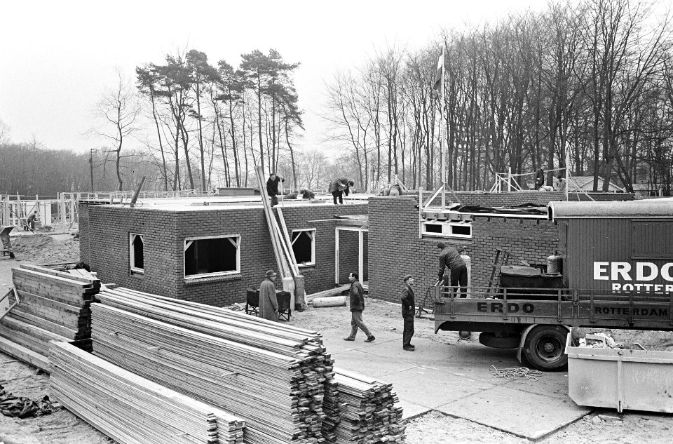 De bouw van Het Dorp bij Arnhem, het eerste gebouw, men bezig met het dak, Bestanddeelnr 918-9466