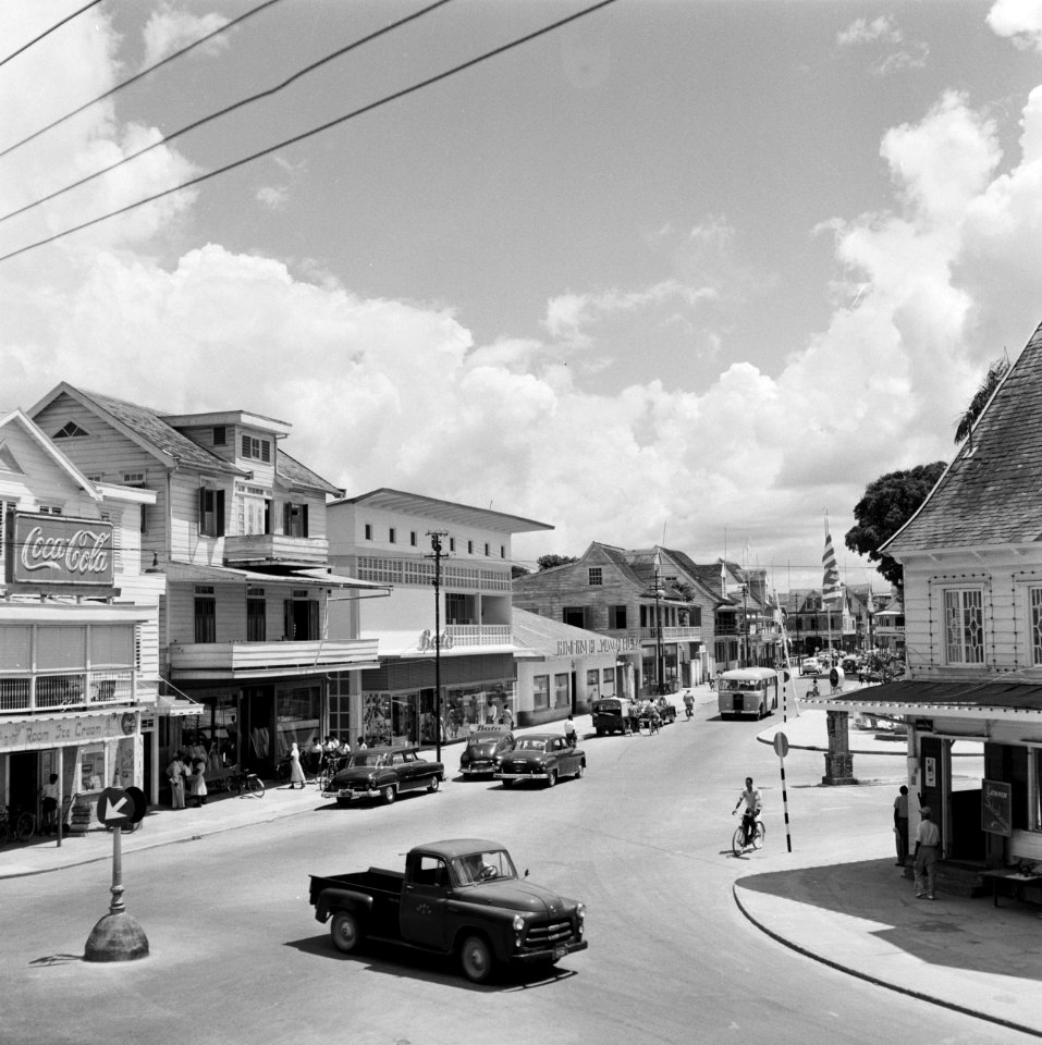 De Domineestraat in de wijk Spanhoek in Paramaribo met onder andere een Bata-sch, Bestanddeelnr 252-4960