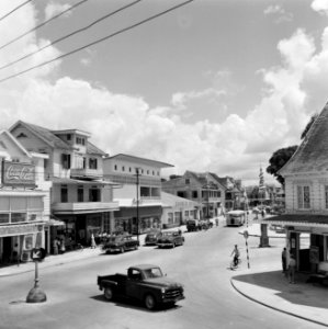 De Domineestraat in de wijk Spanhoek in Paramaribo met onder andere een Bata-sch, Bestanddeelnr 252-4960
