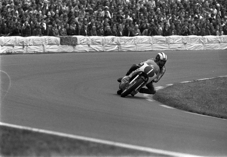De Britse motorcoureur Phil Read in actie in de 250 cc klasse, Bestanddeelnr 925-6897