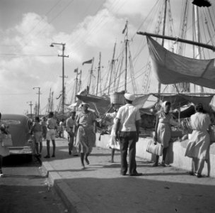 De drijvende markt aan de De Ruijterkade in Willemstad op Curaçao, Bestanddeelnr 252-7262