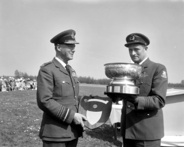 De Dirk U Stikker Trophee uitgereikt door Sir Edmund Hudleston (links) aan lu, Bestanddeelnr 916-3576