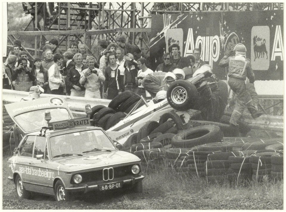 De Brandweer help René Anoux uit zijn racewagen. Grand Prix 1982. NL-HlmNHA 54004104