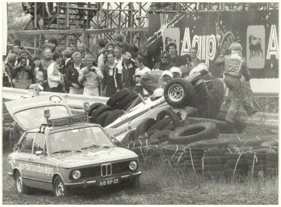 De Brandweer help René Anoux uit zijn racewagen. Grand Prix 1982. NL-HlmNHA 54004104