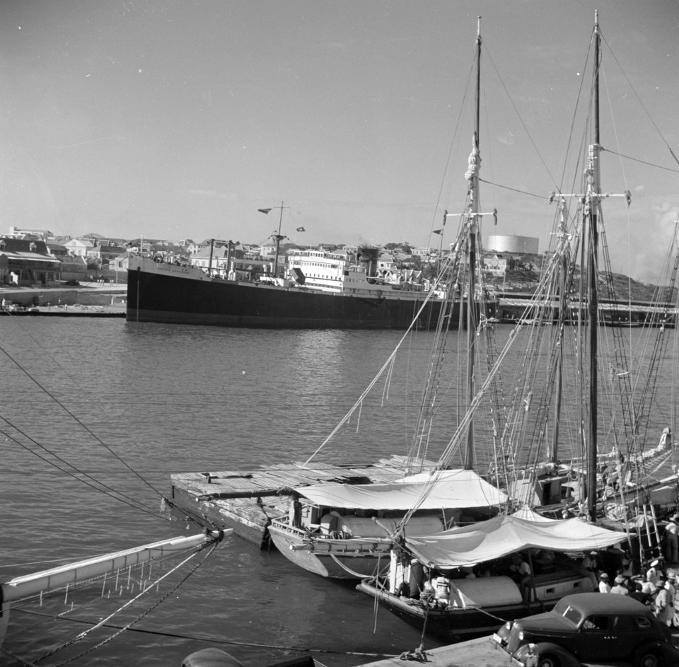 De drijvende markt aan de De Ruijterkade in Willemstad op Curaçao met op de acht, Bestanddeelnr 252-7203