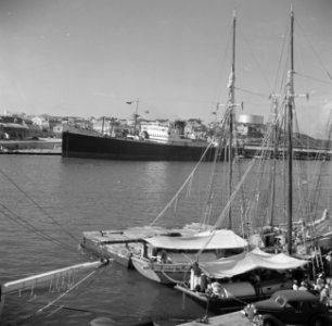 De drijvende markt aan de De Ruijterkade in Willemstad op Curaçao met op de acht, Bestanddeelnr 252-7203