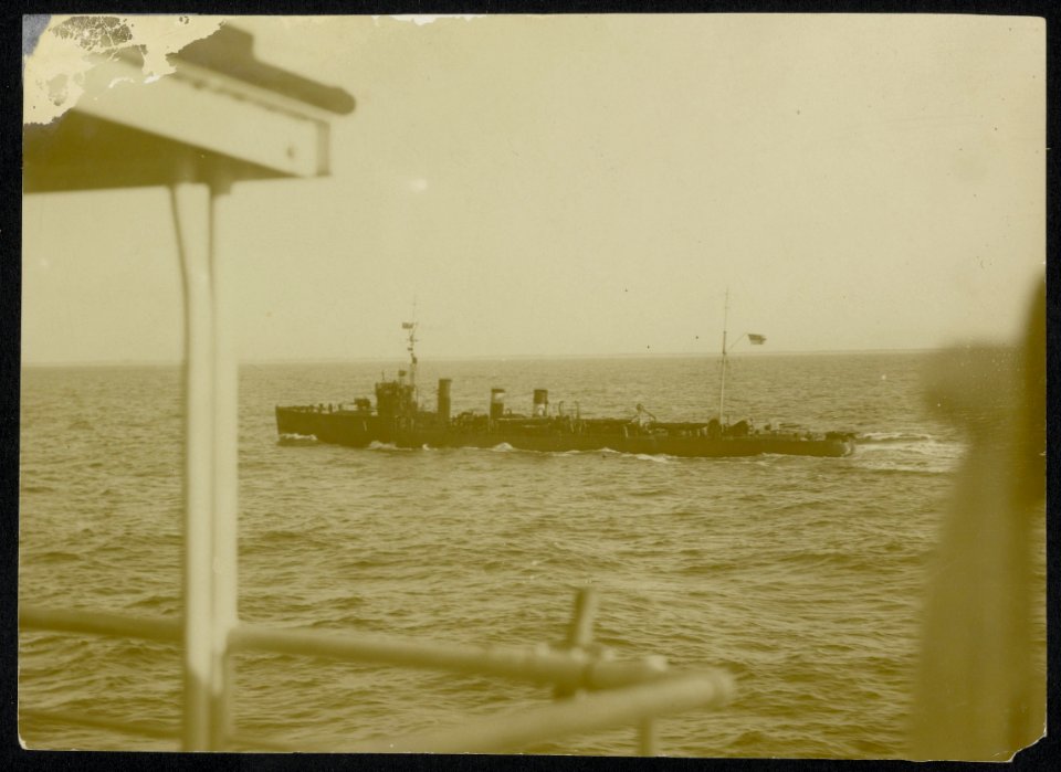 De Britse marine in oorlogstijd. Passerende vrachtboot, Bestanddeelnr 158-0298