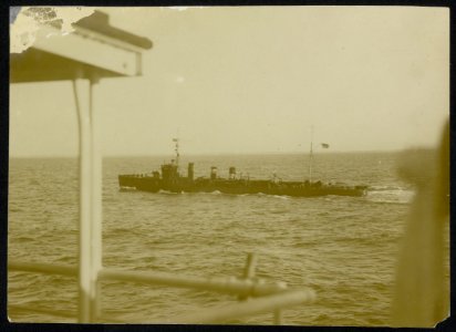De Britse marine in oorlogstijd. Passerende vrachtboot, Bestanddeelnr 158-0298