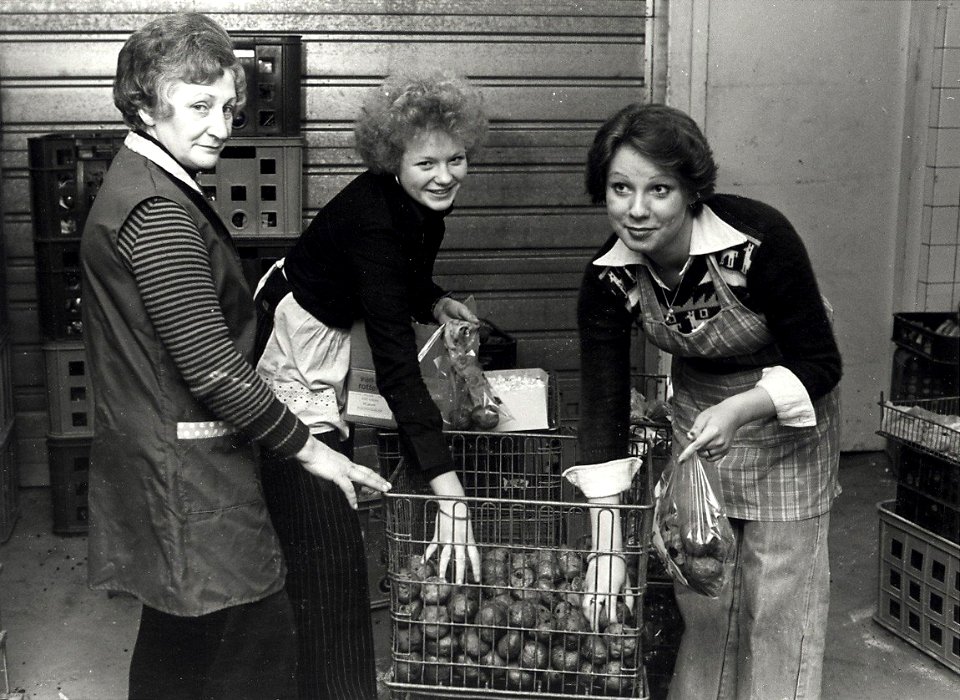 De brood- en banketbakkerij van Van der Vooren, personeel tijdens het verpakken van de producten, waaronder oliebollen. Aangekocht in 1977 van fotograaf C. de Boer. Identificatienummer 54-00, NL-HlmNHA 54004023