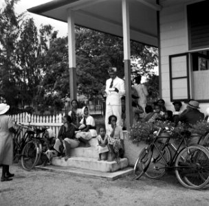 De districtssecretaris van Nickerie tijdens het spreekuur in Nieuw-Nickerie, Bestanddeelnr 252-5399