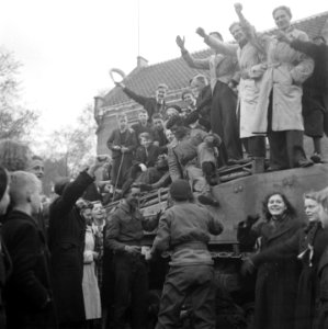 De Britse bevrijders van de Guard Armoured Division worden toegejuicht, Bestanddeelnr 900-2368